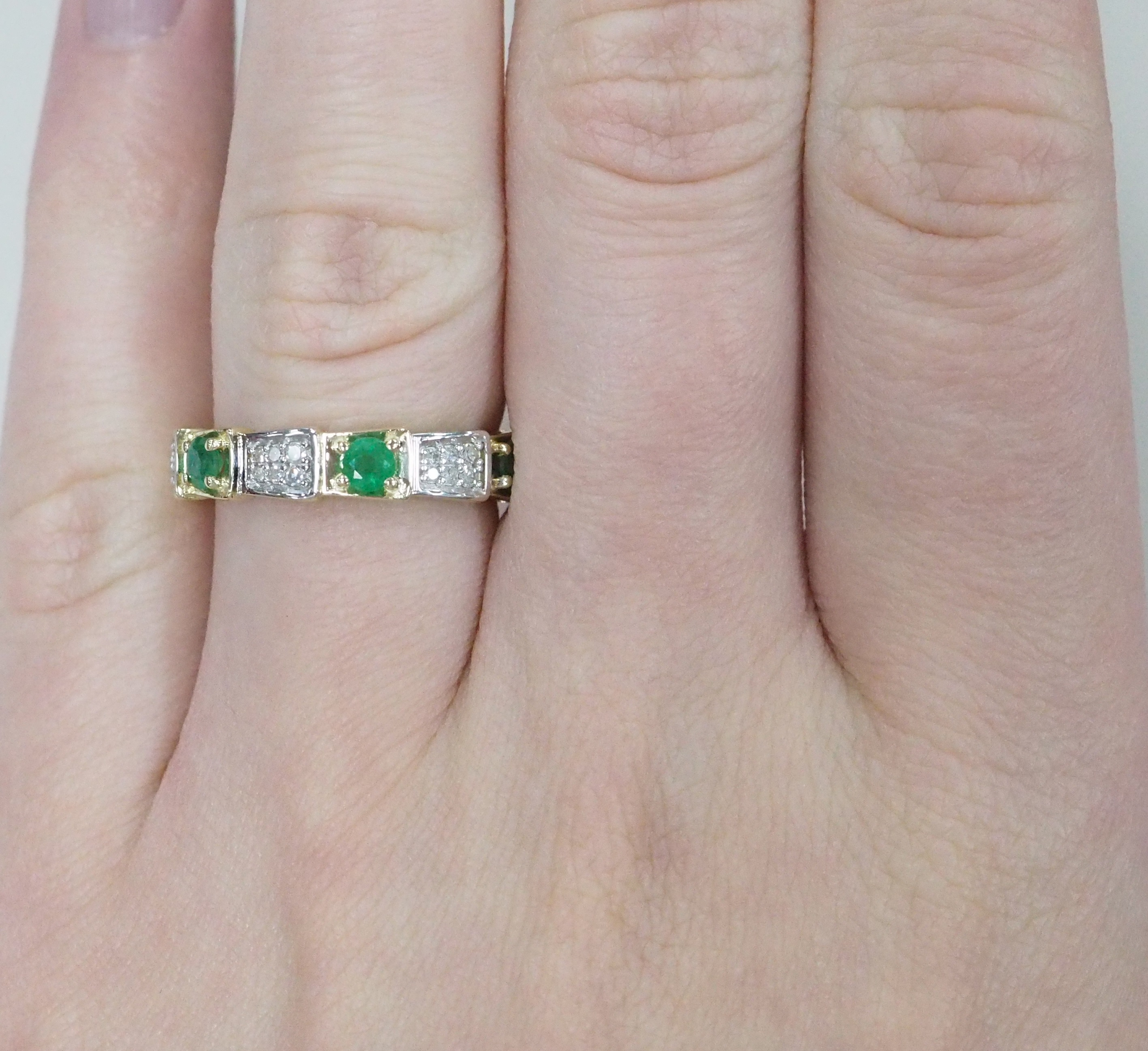 Кольцо из желтого золота с изумрудами